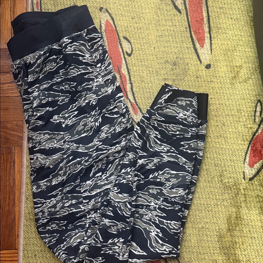 Under Armour Black and Gray Camouflage Pants size L